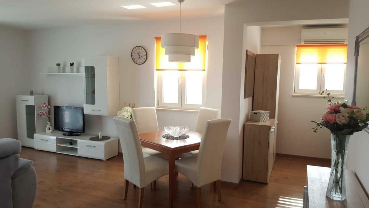 Cozy Apartment With Sea View Kaštela Esterno foto